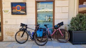 Mehr über den Artikel erfahren Sizilien: Gravel – Sightseeing – Mare 2026